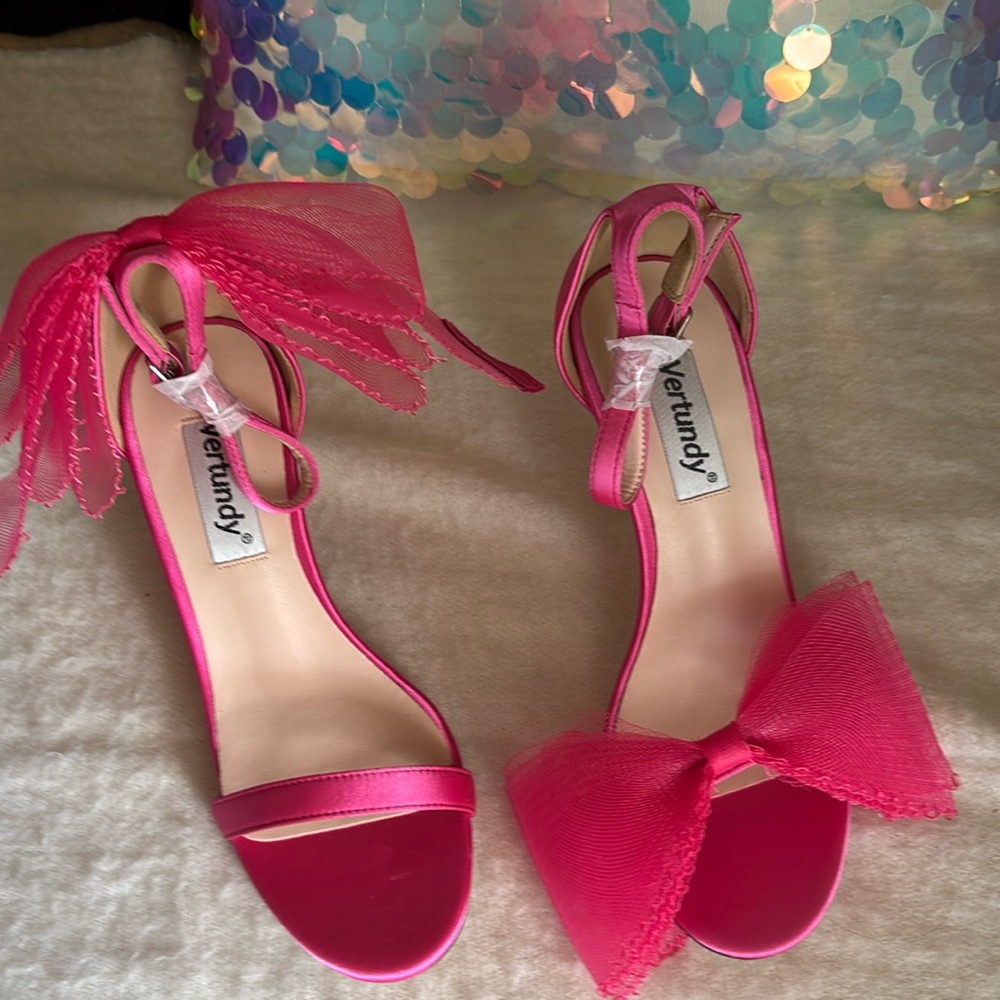 VERTUNDY Asymmetrical Bow Bridal Pink Heels Size 6 Brand New